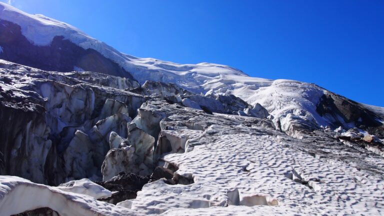 An der Gletscherzunge ist der Triftgletscher wieder stark zerklüftet. Hier verlassen wir den Gletscher.