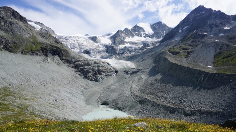 Blick vom Aussichtshügel P. 2488 auf die Gletscherzunge