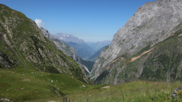 Blick von der Fridolinshütte auf das Ta, durch das man absteigt.