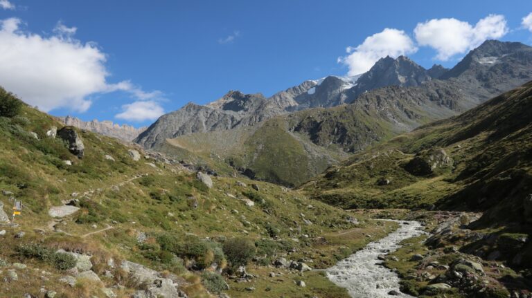 Hier teilt sich der Wanderweg: Links zur Cabane de Valsorey, rechts zur Cabane du Vélan