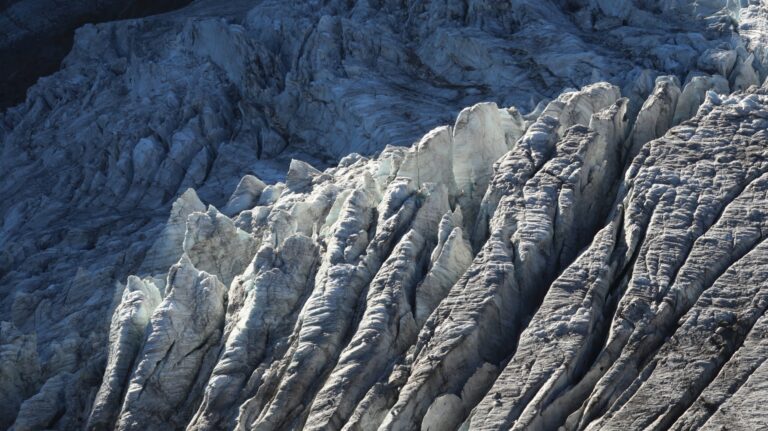 Tiefblick vom Col de la Gouille auf den zerklüfteten Glacier de Valsorey