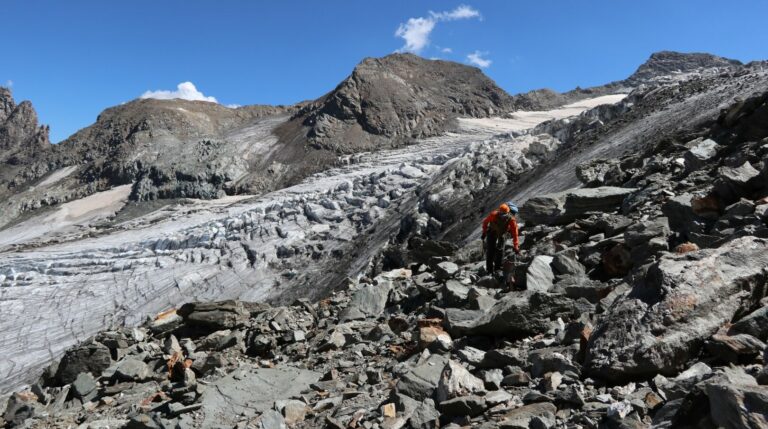 Querung über Geröll zum Kettenaufstieg auf den Col de la Gouille