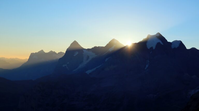 Genau rechtzeitig am Büttlassasattel zum Sonnenaufgang über der Jungfrau