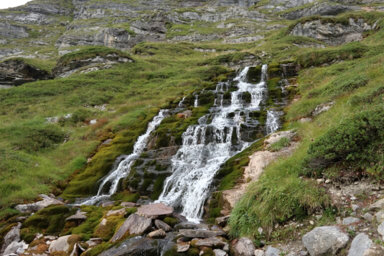 Schöner Wasserfall beim Hüttenzustieg