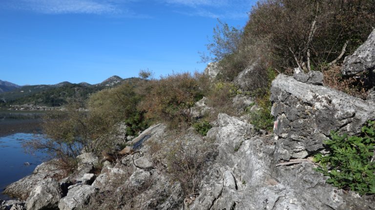 Beginn des "Wegs" am Ufer nach dem Skadar Lake Visitor Center