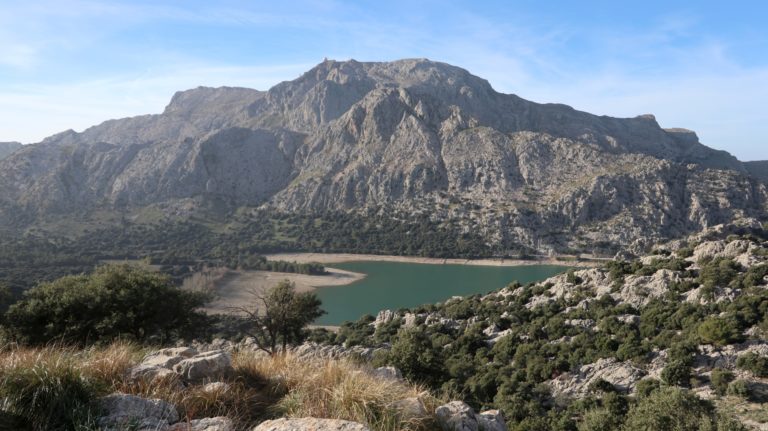 Blick auf das Embassament del Gorg Blau und den Puig Major