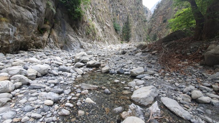 Hier tritt das Wasser plötzlich wieder zutage.