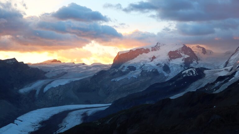 Monte Rosa versteckt sich unter einer Wolke.