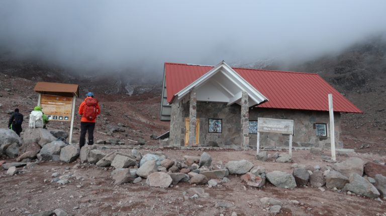 Das frisch renovierte Refugio Whymper wurde geschlossen, da die El Corredor-Route wegen Steinschlag nicht mehr begangen wird. Tagesausflügler machen trotzdem gerne eine Wanderung dorthin.