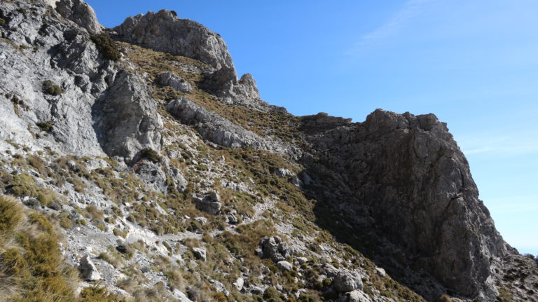 Durch eine Rinne geht es steil hinauf auf das weitläufige Gipfeldach.