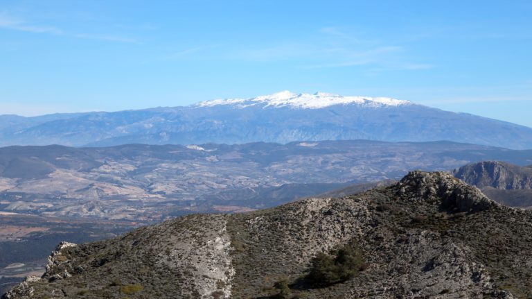 Auf dem Gipfeldach angelangt. Vom Ausstieg aus der Rinne hat man den schönsten Blick auf die Sierra Nevada.