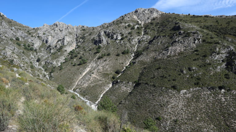 Abstieg in den tief eingeschnittenen Río Almánchares - auf der anderen Seite sieht man den Weg hoch zum Collado de la Monticara.