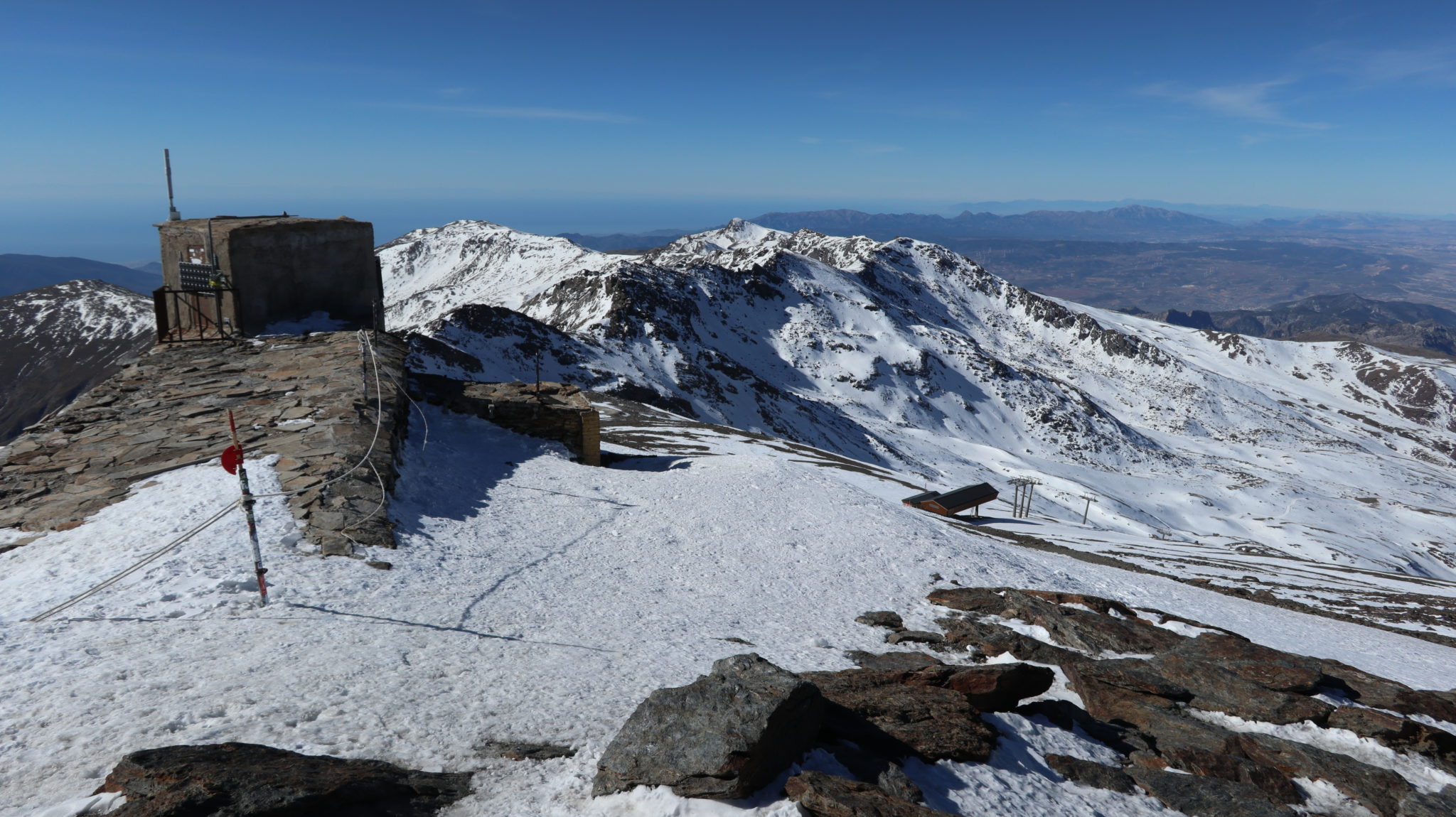 Blick vom Gipfel zur Bergstation des Laguna-Lifts