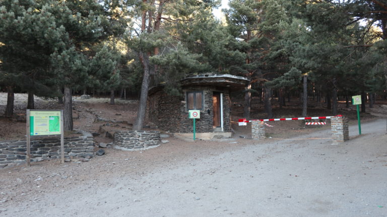 Área Recreativa (Rastplatz) Hoya del Portillo - eine Weiterfahrt zum Alto del Chorillo (2721) ist im Sommer mit einem Touristenbus möglich.