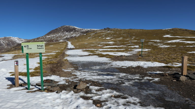 Der Pfad zum Mulhacén ist für Fahrräder verboten. Die Strasse zum Pico del Veleta darf man befahren.