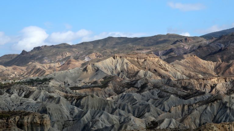 Die durch Erosionsrinnen zerschnittene Hügellandschaft wird als "Badlands" bezeichnet.