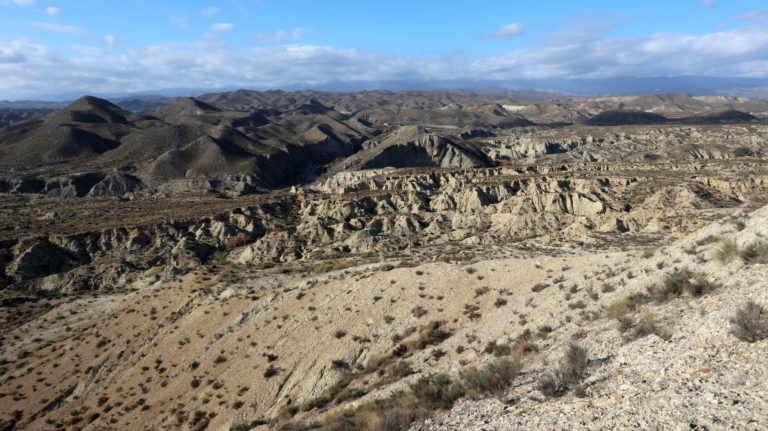 Ausblick vom Gipfel auf die Erosionsrinnen nördlich der N-340A