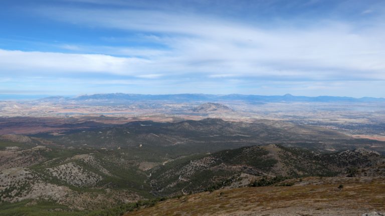 Blick vom Gipfel auf die Desierto de Gorafe und die Embalse de Negratín