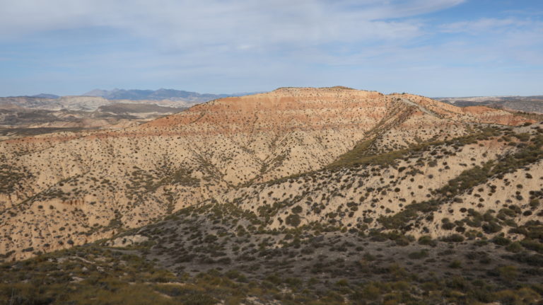 Blick auf den westlicher Höhenweg beim Abstieg zum Cortijo La Meseta (Privatweg)