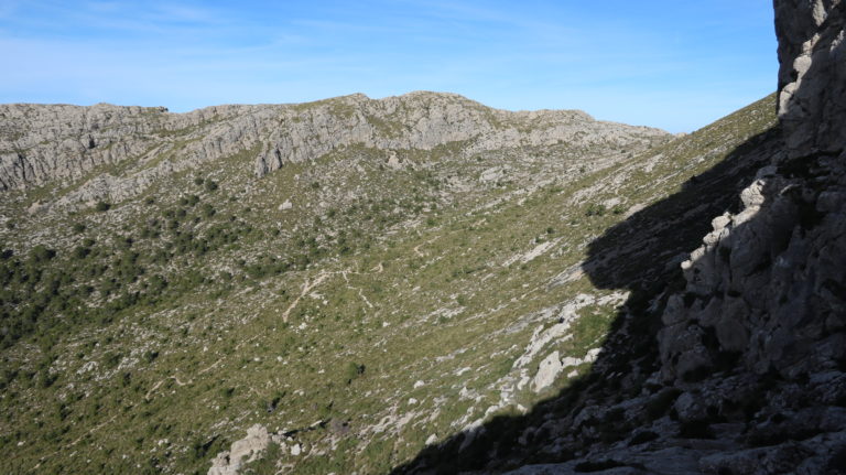 Blick vom Gipfel auf den Weg Coll des Coloms - Coll des Prat