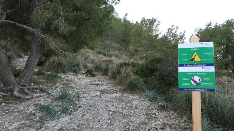 Nach Pla de sa Talaia wird der Weg "schlechter", wie dieses Schild warnt.