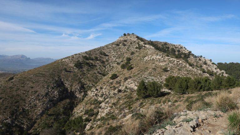 Rückblick zum besuchten Gipfel beim Abstieg Richtung Coll Baix