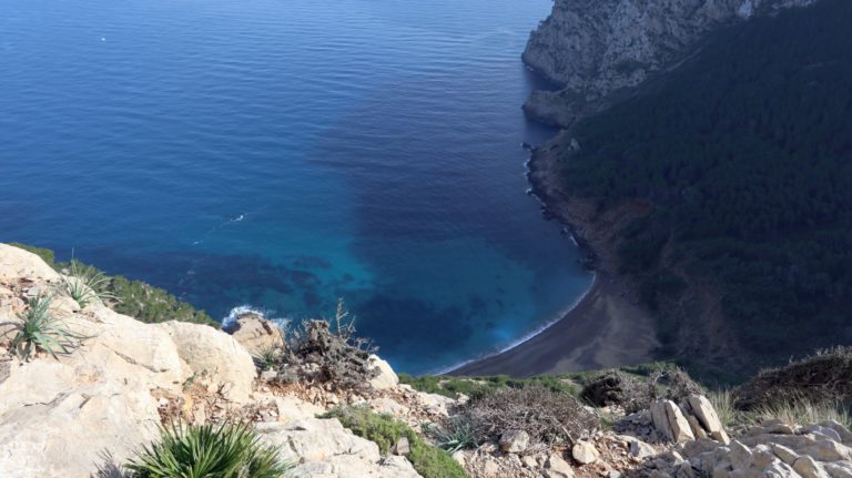 Tiefblick zum Platja des Coll Baix