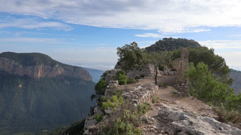 Mauerrreste am nordwestlichen Ende des Hochplateaus