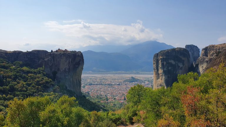 Blick zum Kloster Agia Triada und Kalambaka