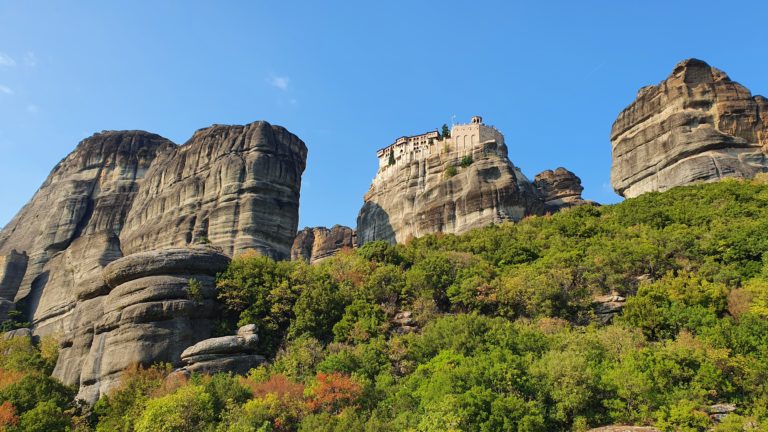 Blick auf das Varlaam Kloster von unten