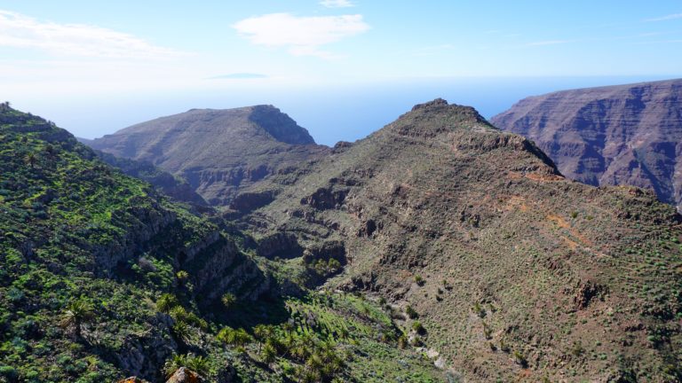 Blick über den Barranco de Argaga zu Montaña del Adivino (vorne) und Las Pilas (hinten)