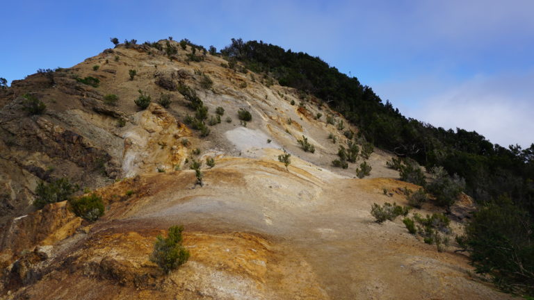 Buntes Gestein auf dem Weg zur Ermita del Coromoto