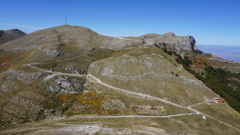 Blick zum Mati. Vom Ref. Chatzigeorgiou gibt es einen Wanderweg zum Gipfel.