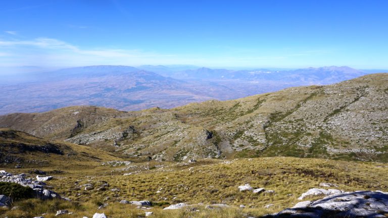 Ausblick vom Gipfel des Mati auf die Gebirgszüge im Nordosten