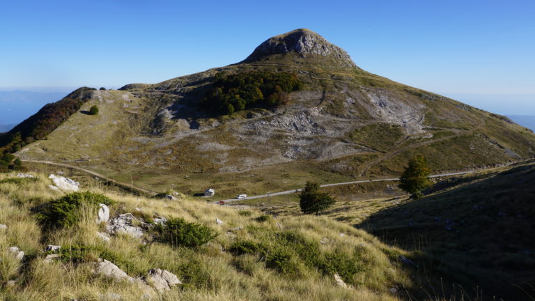 Noch ein Blick zum Augo. Bis zum Fuß des Bergs/ dem Ref. Chatzigeorgiou kann man mit dem Auto fahren.