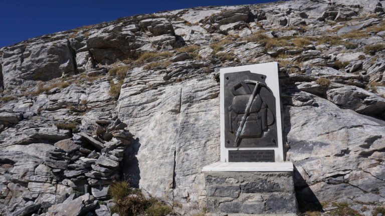 Bergsteigerdenkmal am Wegesrand