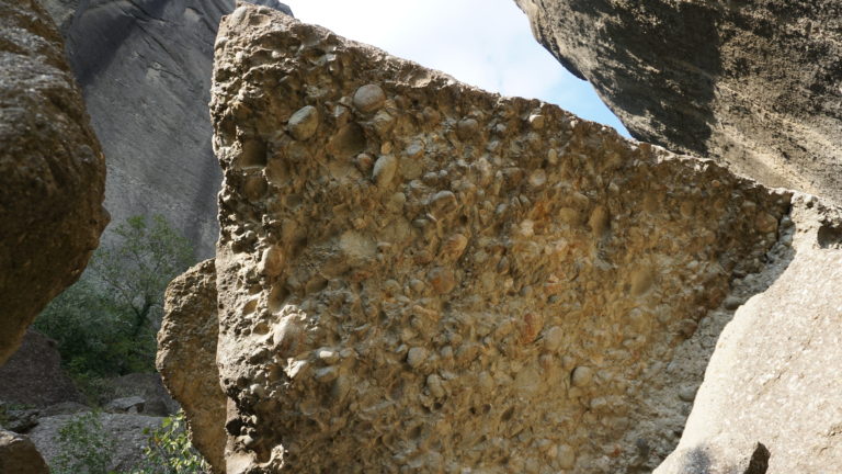 Die Felsen beeindrucken auch aus der Nähe durch ihre Formenvielfalt.