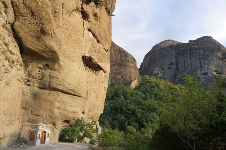 Blick zum in eine Felshöhle gebaute Kloster Nikolaos Bandovas