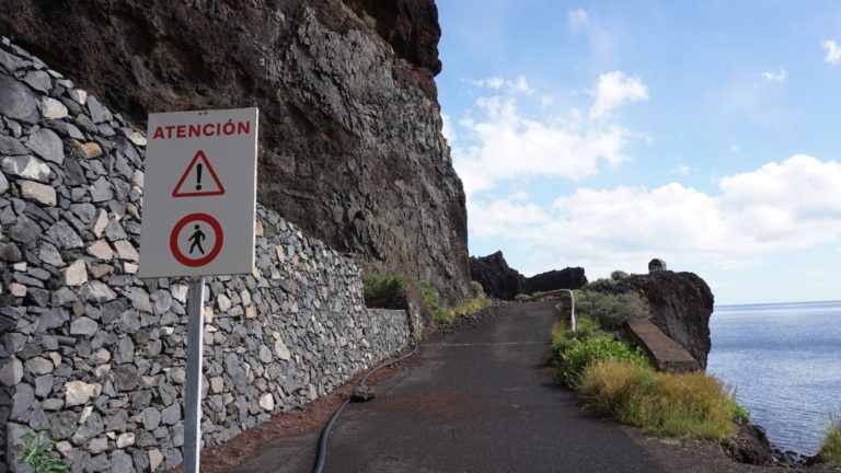 Die alte Strasse von Timijraque nach Las Playas ist teilweise ins Meer gestürzt.