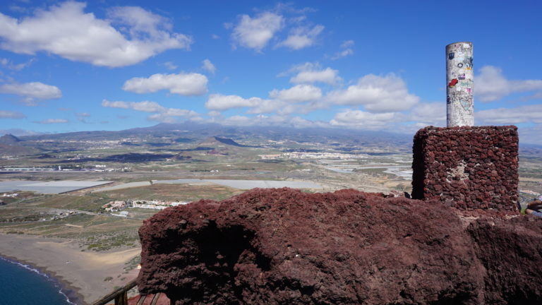 Gipfel mit Teide in der Wolkenlücke