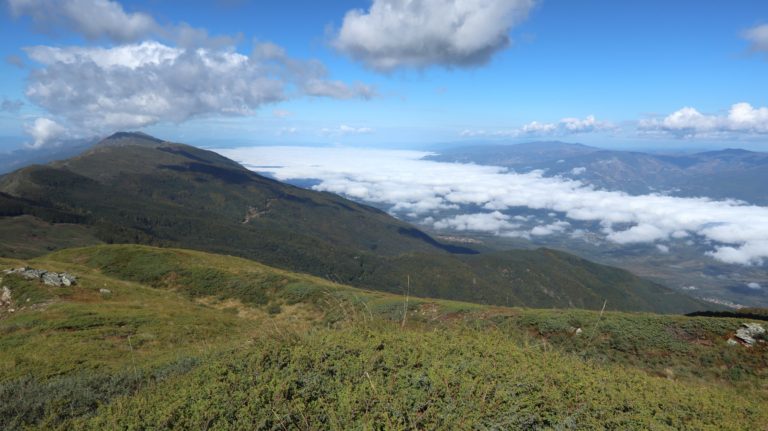 Wolkengefülltes Strumeschniza-Tal auf der bulgarischen Seite