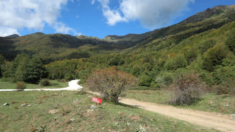 Beginn der Wanderung an der Alp Κουρί Γκιολ