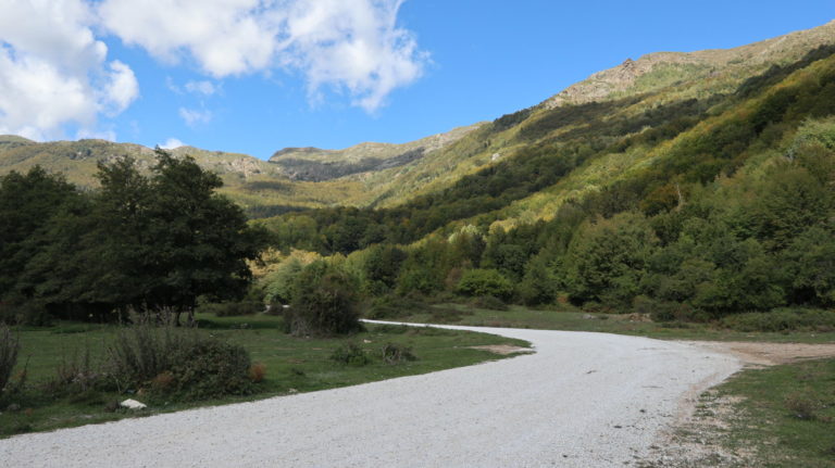 Der gute Schotterweg von Ano Poroia (Άνω Πορόια)