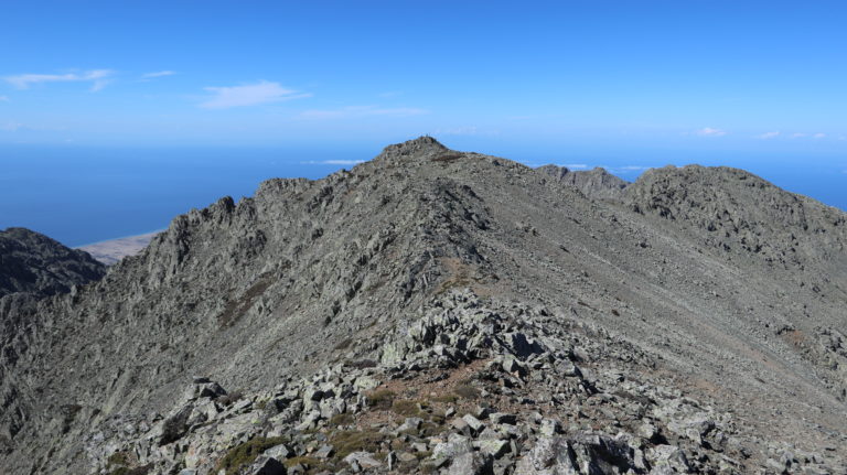 Blick vom auf der Karte markierten Gipfel zu dem mit dem Vermessungspunkt und Antenne