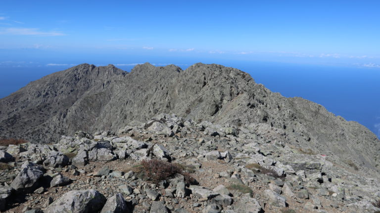 Blick vom Antennengipfel Richtung Pass