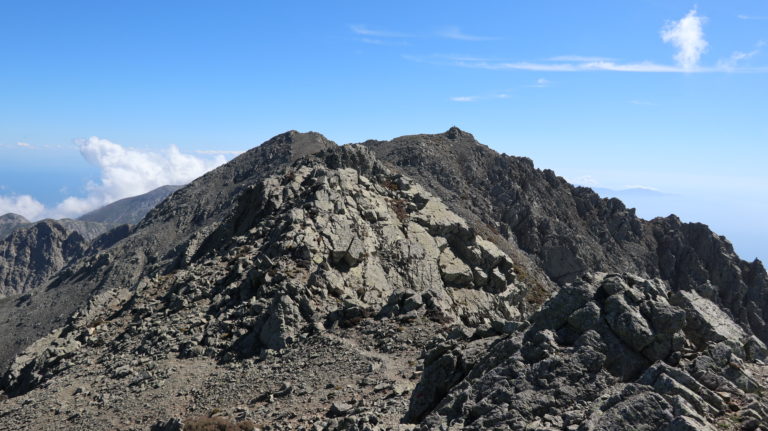 Weg vom Türmchengipfel zum Hauptgipfel (links hinten), rechts der mit Vermessungspunkt und Antenne