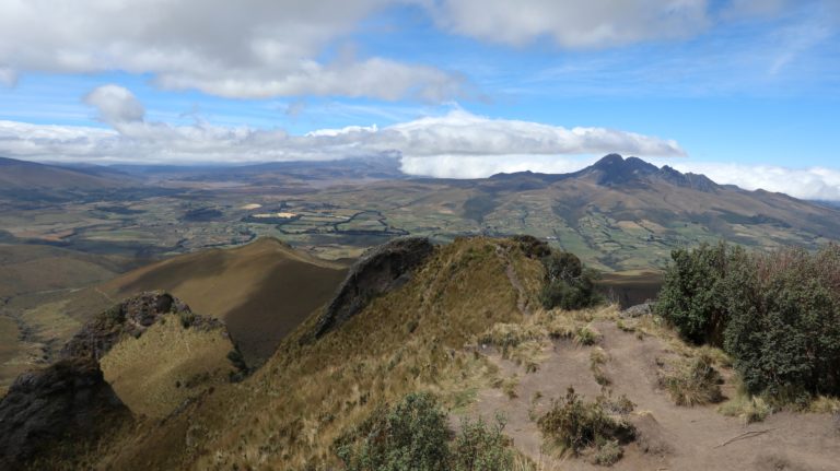 Blick zum unter Wolken versteckten Cotopaxi und den Rumiñahuis