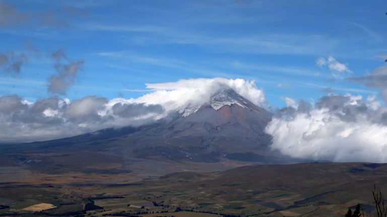 Cotopaxi mit Wolkenhaube