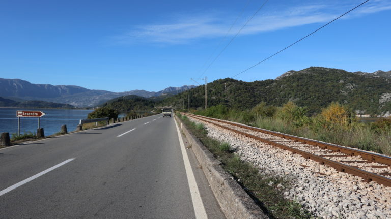 Toller Wegweiser, aber weder Abzweig noch Weg