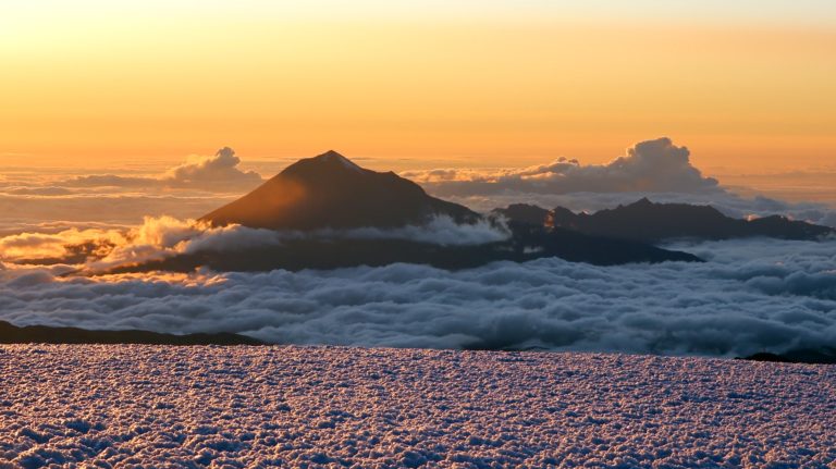 Tungurahua im Wolkenmeer